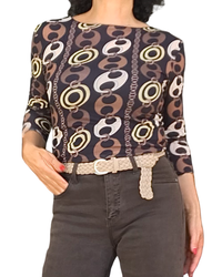 T-shirt noir à motif de grosses mailles et chaînes brun, beige et jaune pâle porté avec ceinture tressée