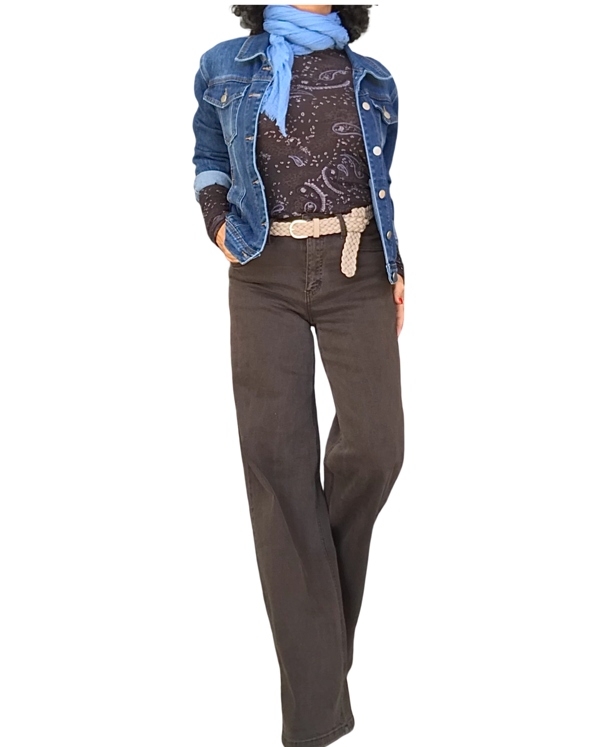 Tenue : t-shirt brun motif Paisley et jeans jacket avec foulard bleu, pantalon droit brun chocolat
