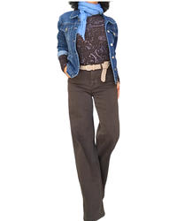 Tenue : t-shirt brun motif Paisley et jeans jacket avec foulard bleu, pantalon droit brun chocolat