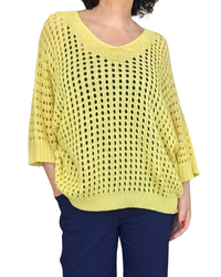 Chandail en crochet jaune en grandes mailles