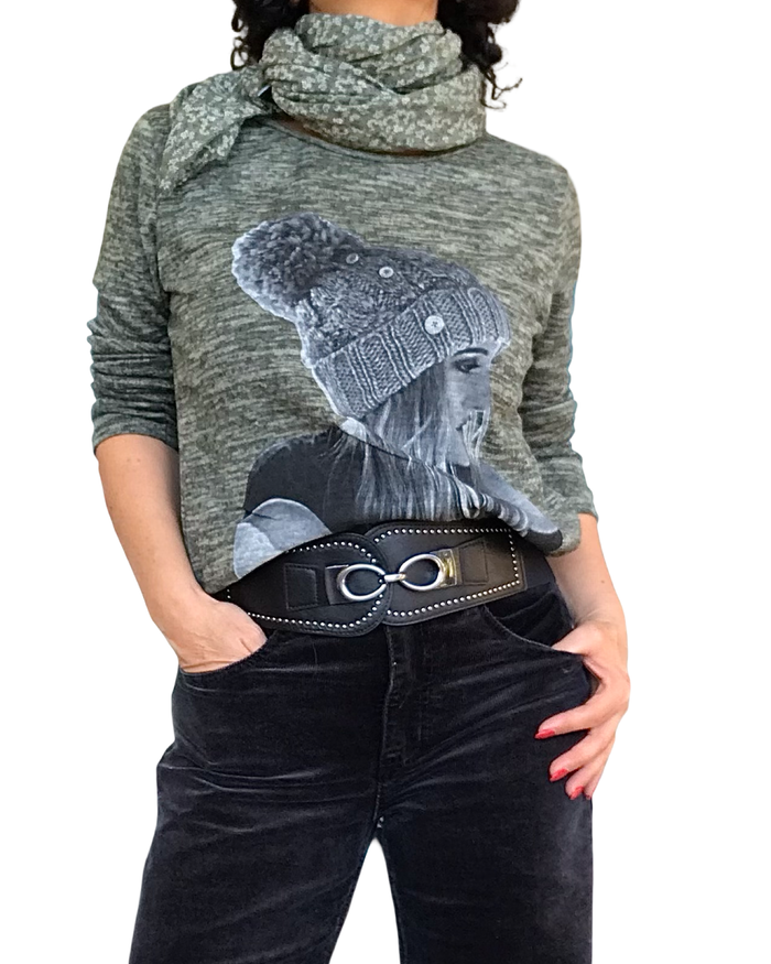 Chandail en tricot kaki à manche longue avec une jeune femme qui porte un bonnet