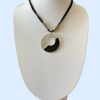Bijoux | Collier avec un pendentif en cercle argent et noir