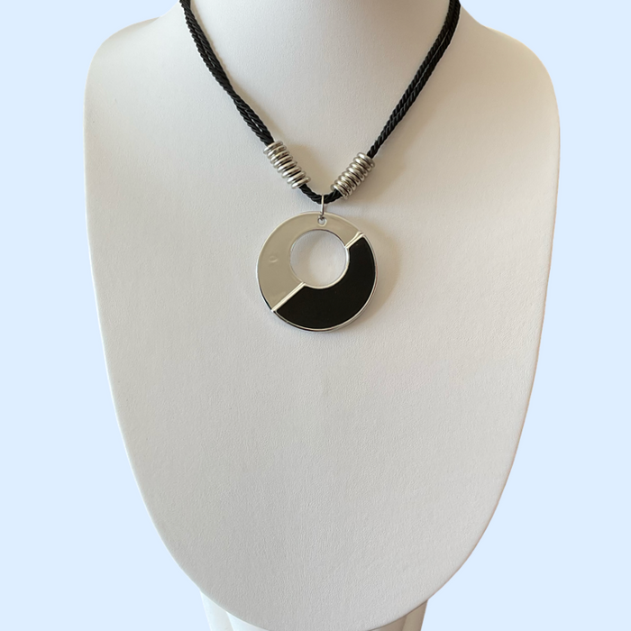 Bijoux | Collier avec un pendentif en cercle argent et noir