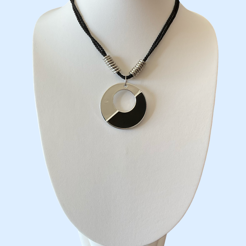 Bijoux | Collier avec un pendentif en cercle argent et noir