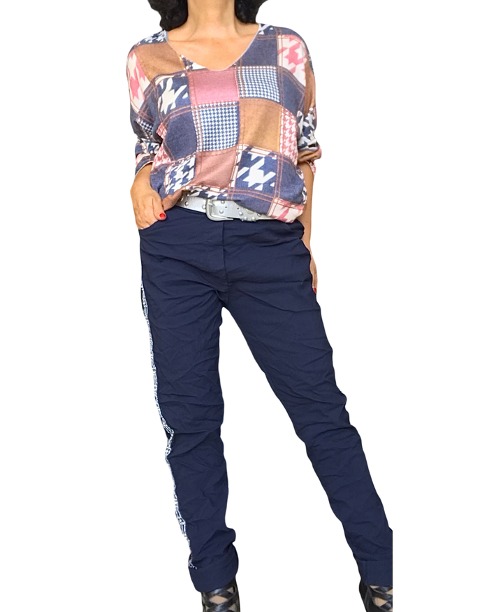 T-shirt à carreaux et pied-de-coq marine et bourgogne avec pantalon marine – silhouette complète