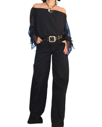 Blouse en voile unie noire, pierres argentées le long des manches et volant au bas