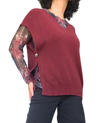 Débardeur en tricot bourgogne col V porté sur un chandail fleuri, ouverture boutonnée sur le côté