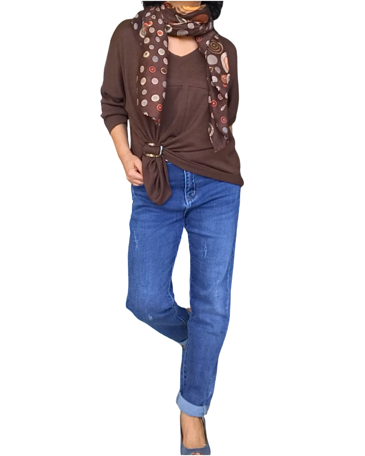 Chandail uni brun col en V avec une libellule embossée devant