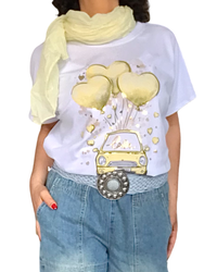 T-shirt blanc avec fiat et ballons jaune pâle en forme de cœurs