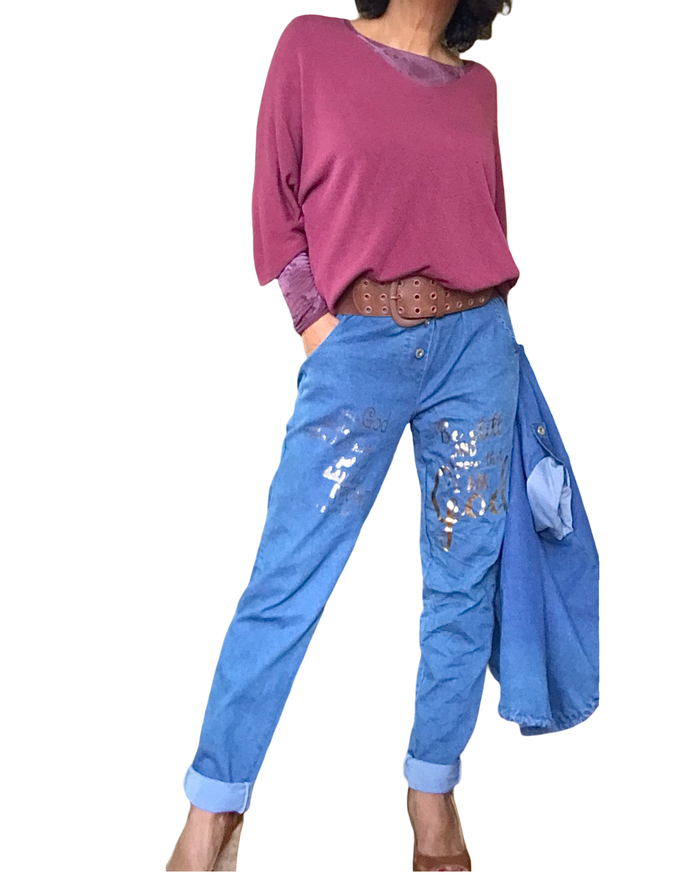 Jeans bleu moyen à taille élastique avec écritures dorées sur chaque jambe
