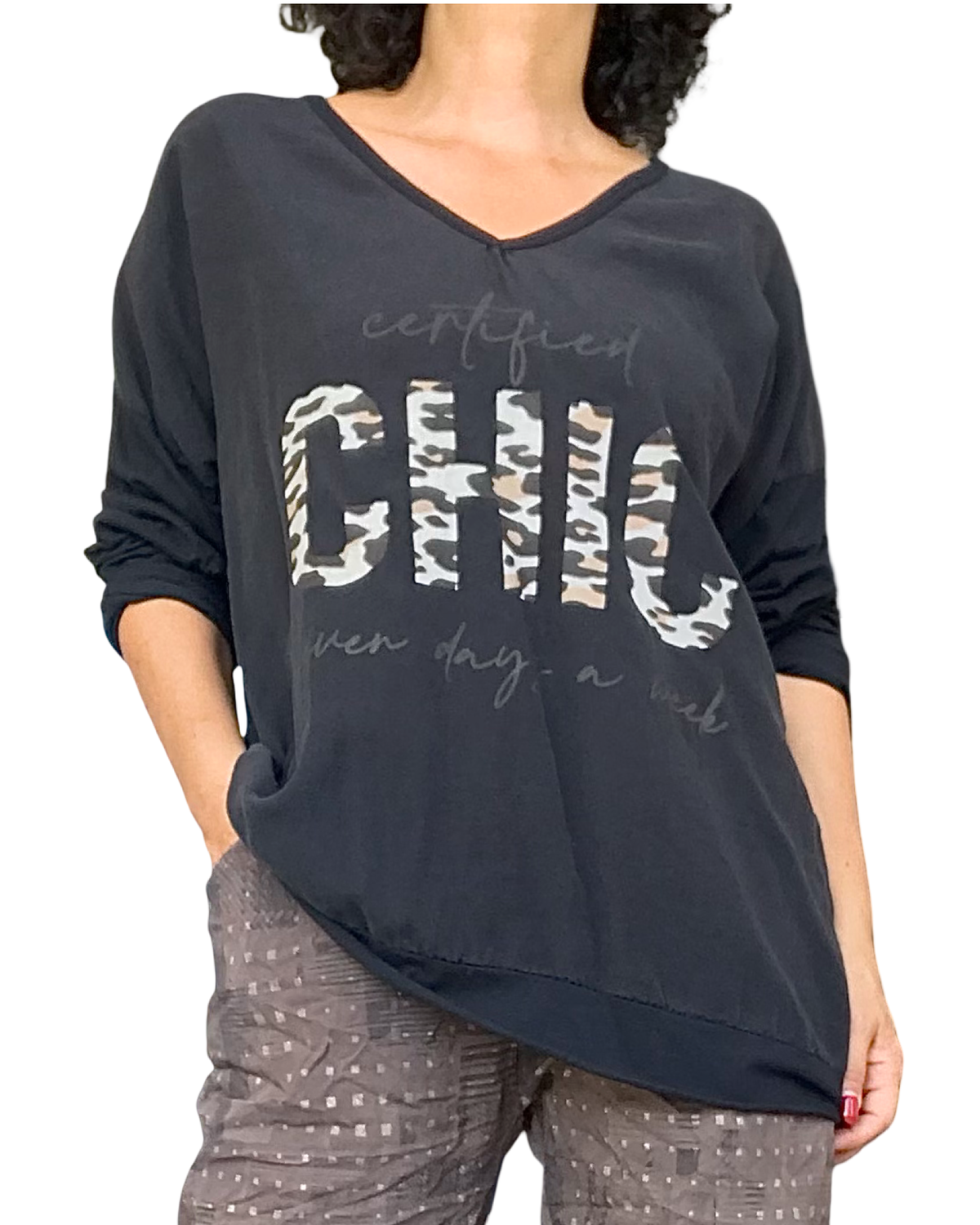 Chandail noir col V avec « CHIC » écrit en motif léopard beige, brun et camel – vue de face