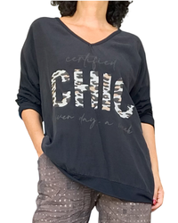 Chandail noir col V avec « CHIC » écrit en motif léopard beige, brun et camel – vue de face