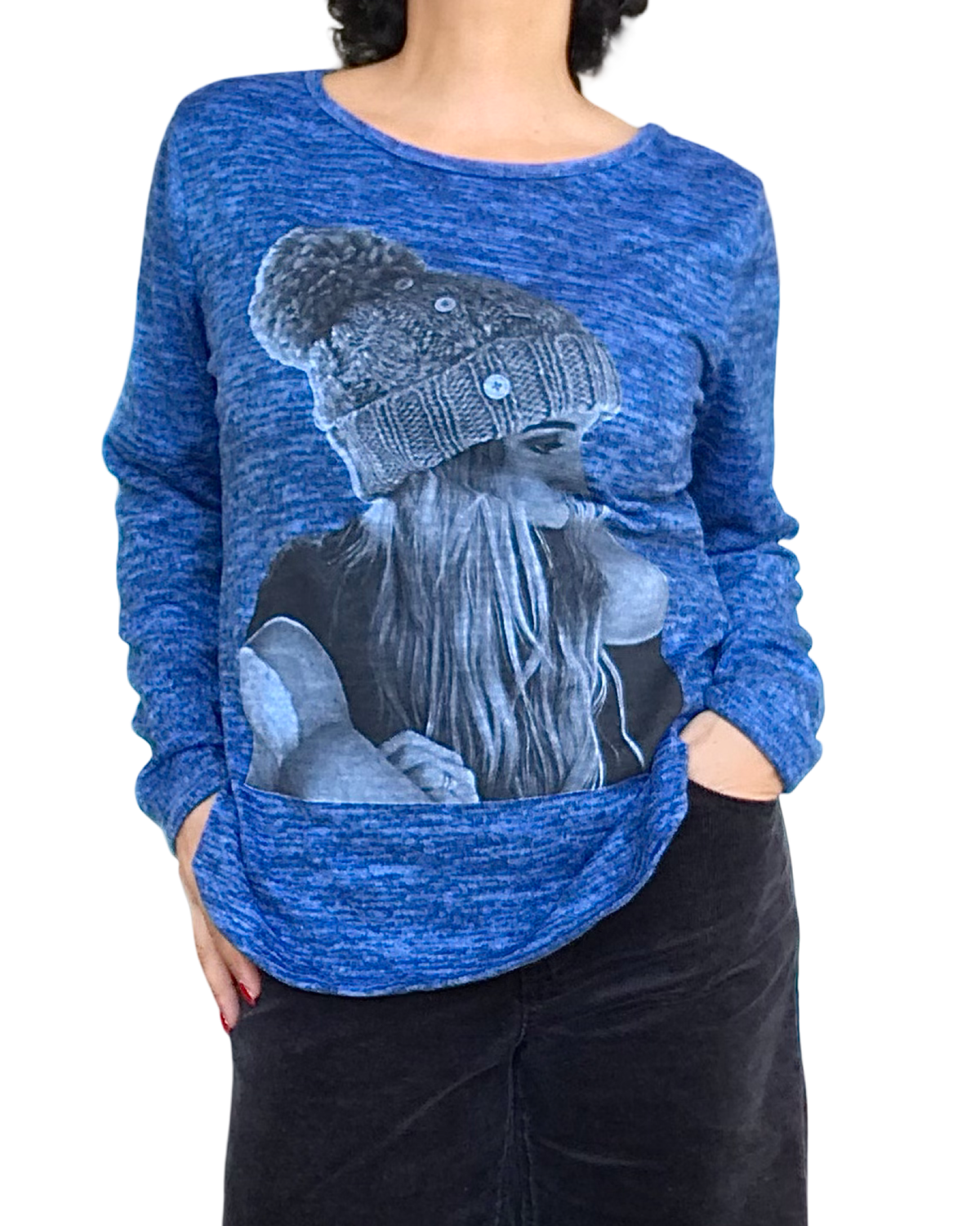 Chandail en tricot bleu royal à manche longue avec une jeune femme qui porte un bonnet