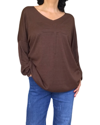 Chandail uni brun col en V avec une libellule embossée devant