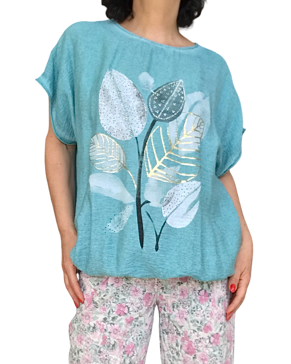 T-shirt uni sarcelle délavé manche courte col rond avec un dessin de feuilles blanc, noir et doré