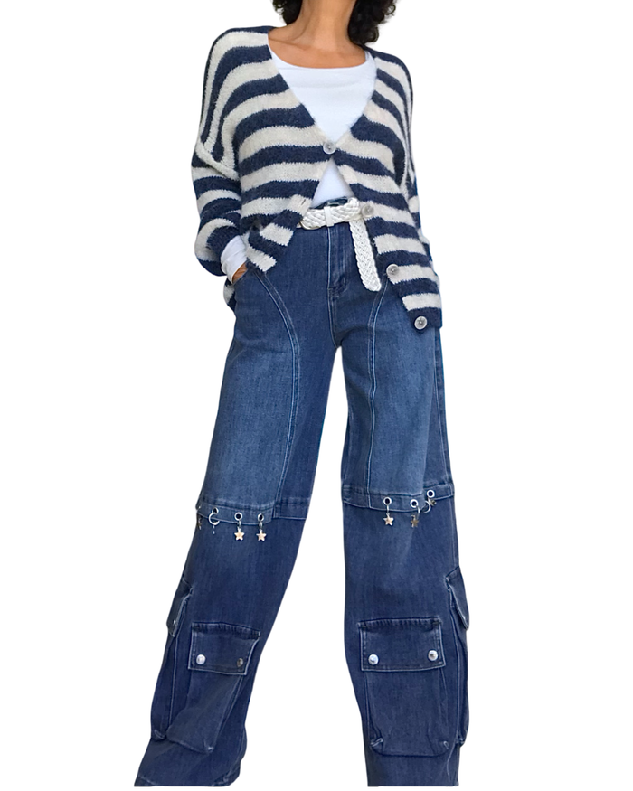 Jeans droit bleu moyen avec breloques en étoiles argenté et poches cargo au bas des jambes