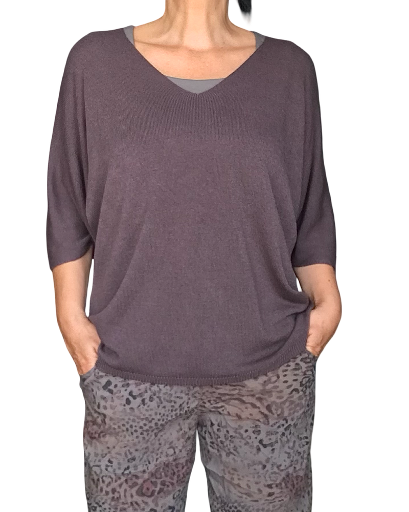 Chandail uni brun en tricot léger à manche 3/4 col en V