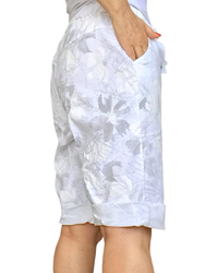 Bermuda blanc imprimé de fleurs blanches et gris pâle à taille élastique avec cordon