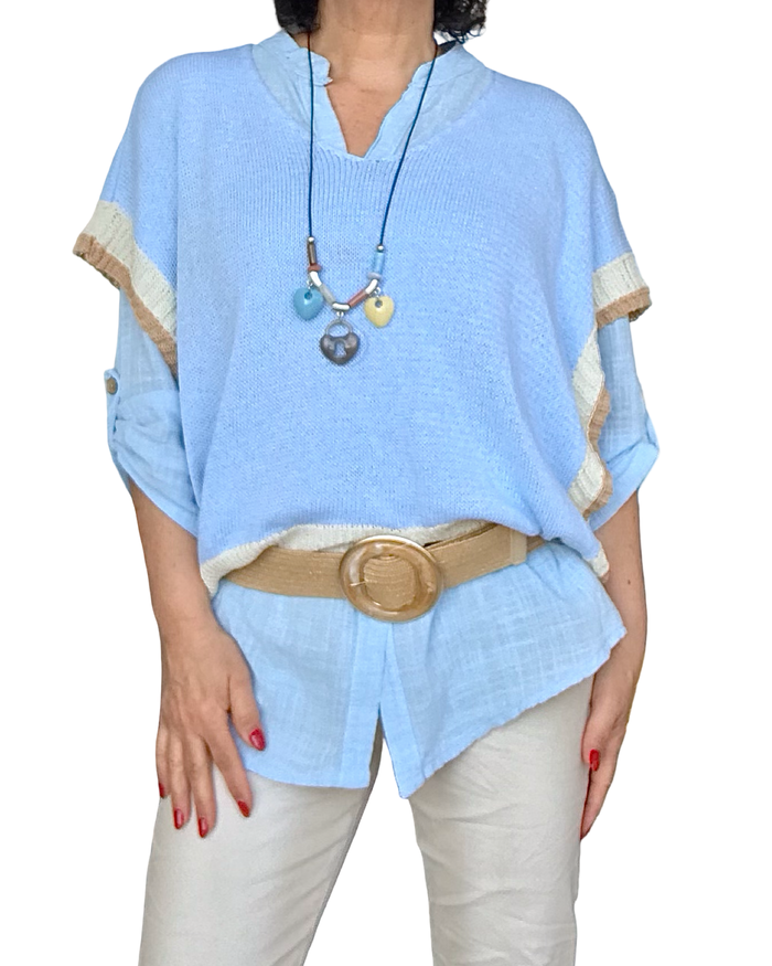 Débardeur en tricot bleu ciel ouvert sur les côtés col en V avec bande vanille au bas