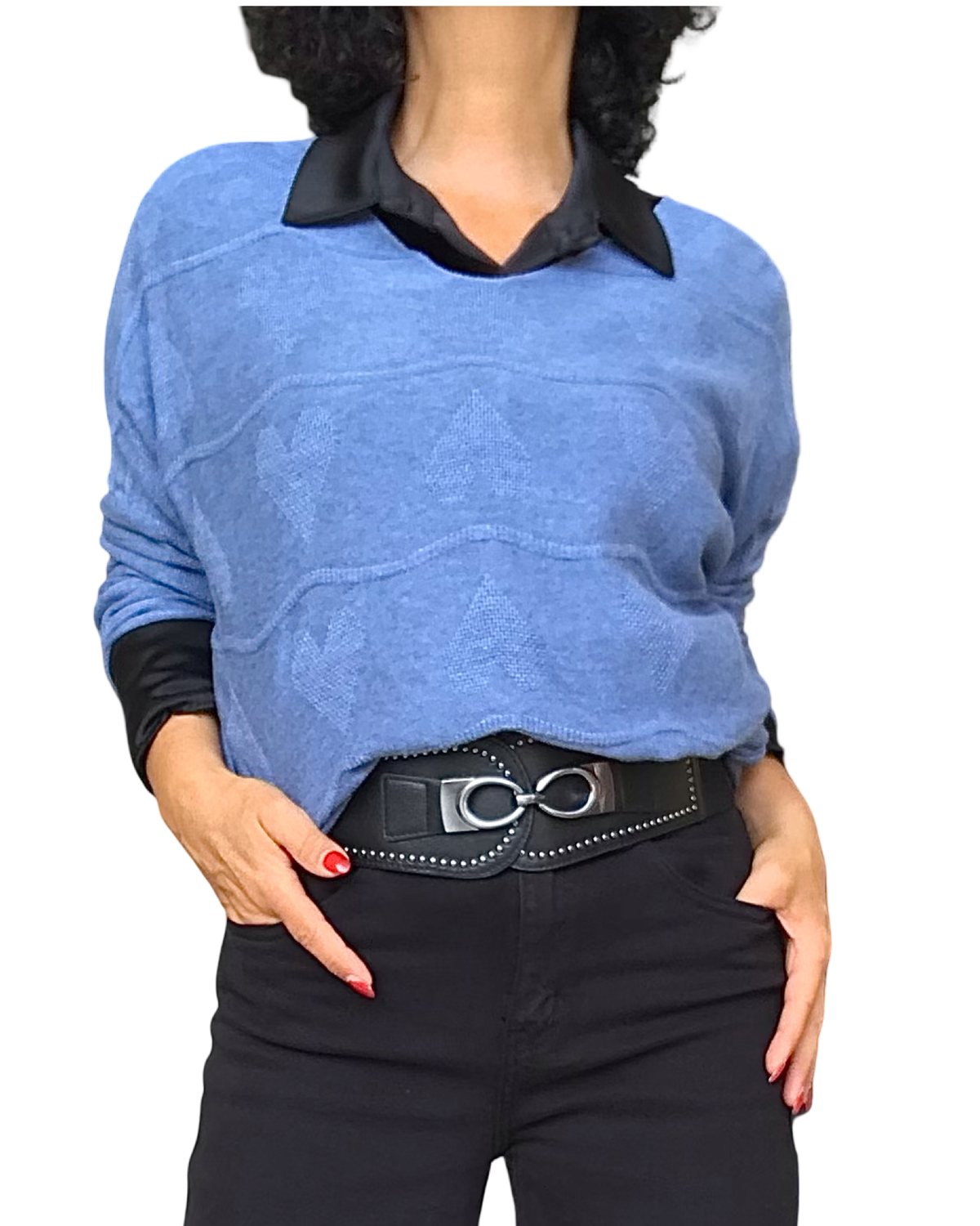 Chandail bleu jeans col V à cœurs et lignes texturées porté sur une chemise noire avec ceinture noire