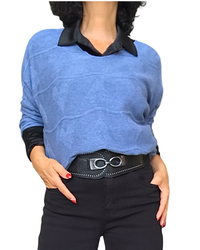 Chandail bleu jeans col V à cœurs et lignes texturées porté sur une chemise noire avec ceinture noire