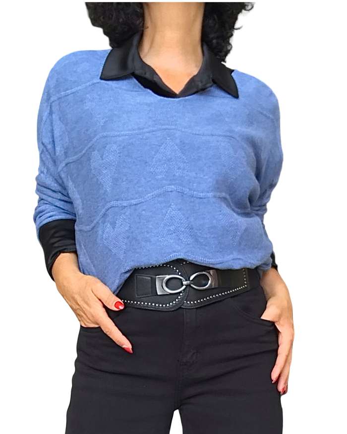 Chandail bleu jeans col V à cœurs et lignes texturées porté sur une chemise noire avec ceinture noire