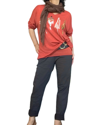 Chandail uni orange brulé col en V avec esquisse de 4 femmes devant