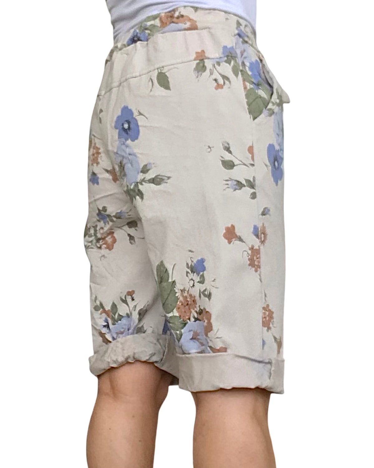 Bermuda beige imprimé de fleurs kaki, noisette et bleu à taille élastique avec cordon