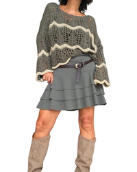Chandail col rond evasé en crochet kaki à rayures zigzag beige