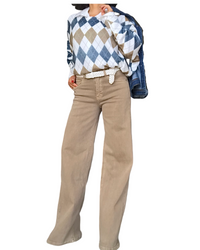 Pantalon droit camel délavé porté avec un chandail à losanges et un jeans jacket – silhouette complète