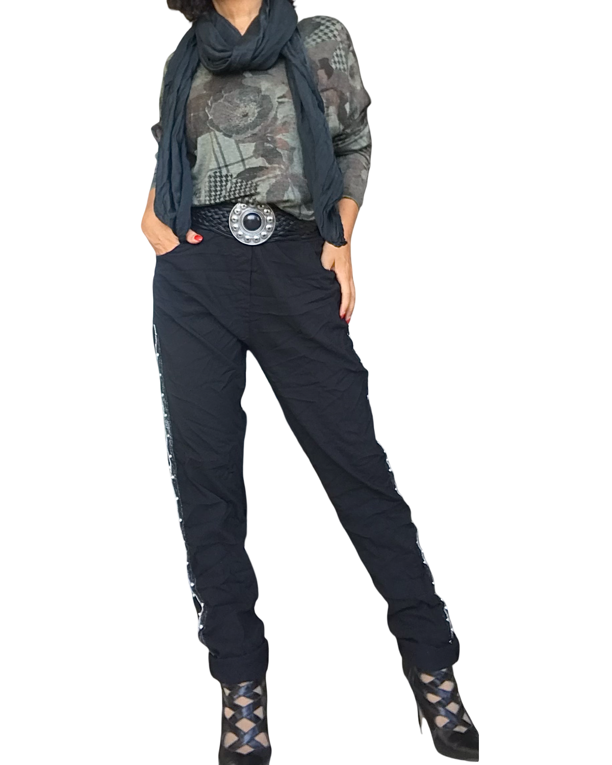 Pantalon noir à ruban argenté porté avec un t-shirt kaki fleuri et un foulard noir – silhouette complète