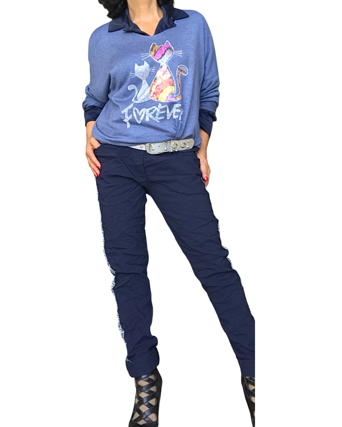 Chandail bleu jeans à chats pailletés « FOREVER » avec pantalon marine et bottines – silhouette complète