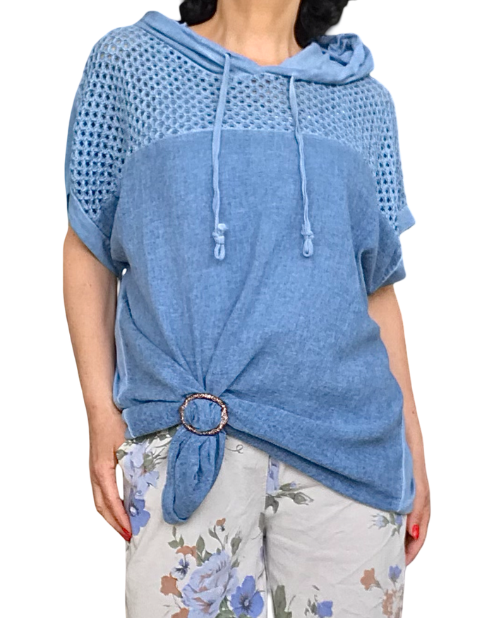 T-shirt bleu jeans délavé avec un cordon au bas, un capuchon et du crochet dans le haut