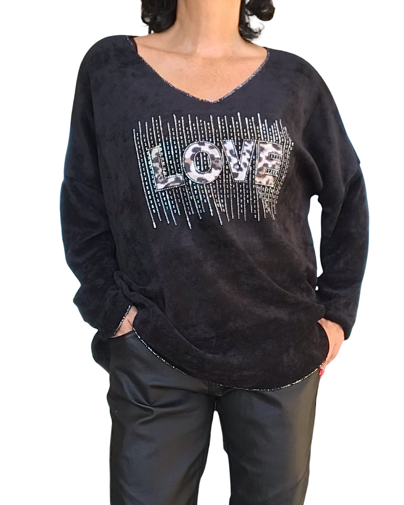 Chandail noir col en V en velours chenille avec LOVE écrit en léopard