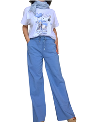 T-shirt blanc avec Snoopy en bleu ciel sur des basket et 2 cœurs