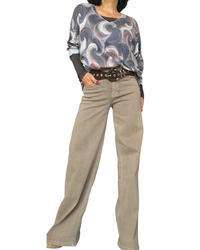 Pantalon droit camel délavé porté avec un chandail imprimé gris et une ceinture brune – silhouette complète