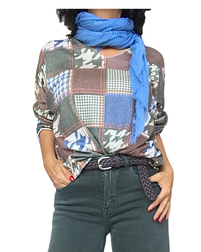 T-shirt col V à carreaux et pied-de-coq brun, beige, bleu et kaki porté avec foulard bleu et pantalon vert