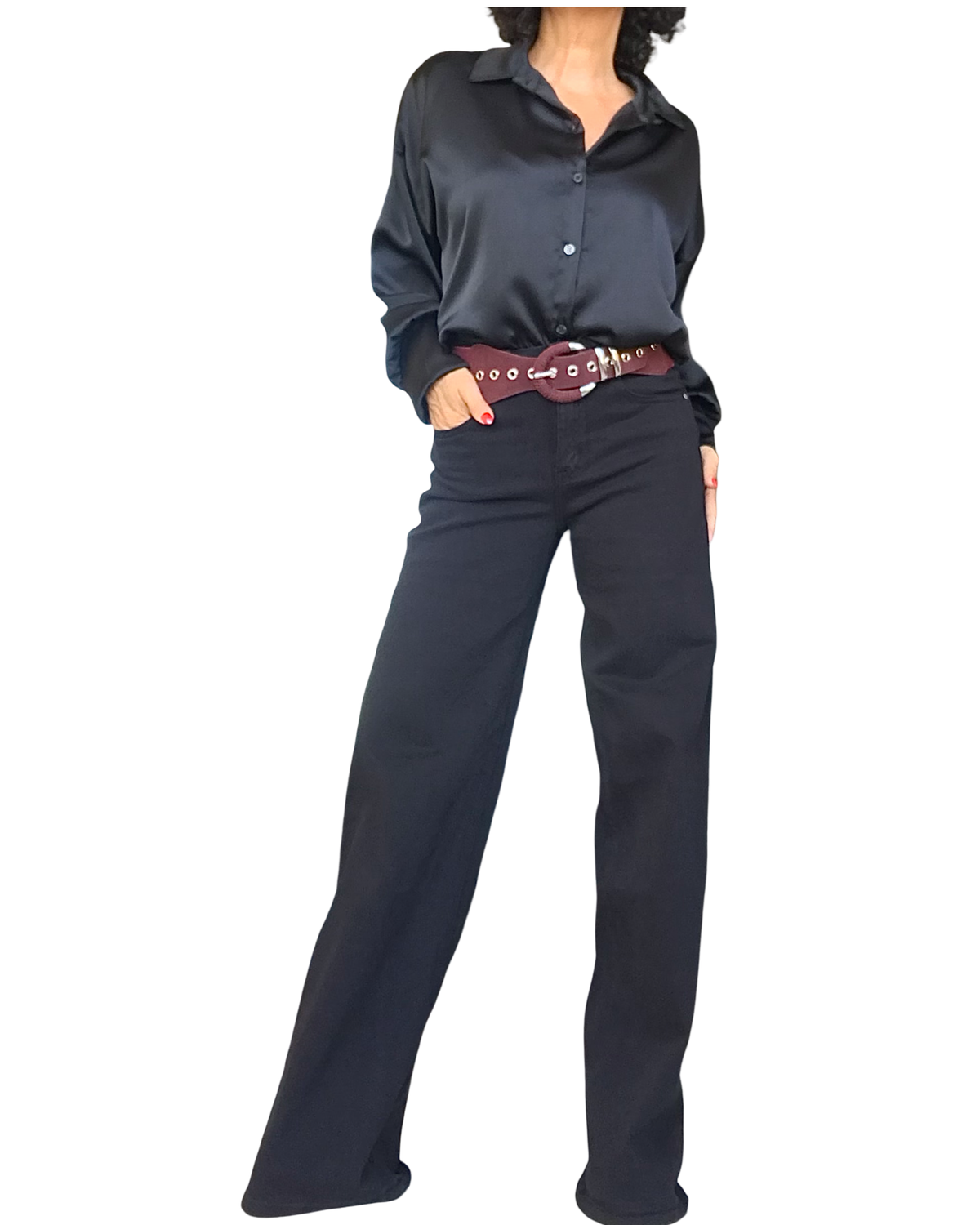 Pantalon droit noir porté avec une chemise noire en satin et une ceinture bourgogne – silhouette complète