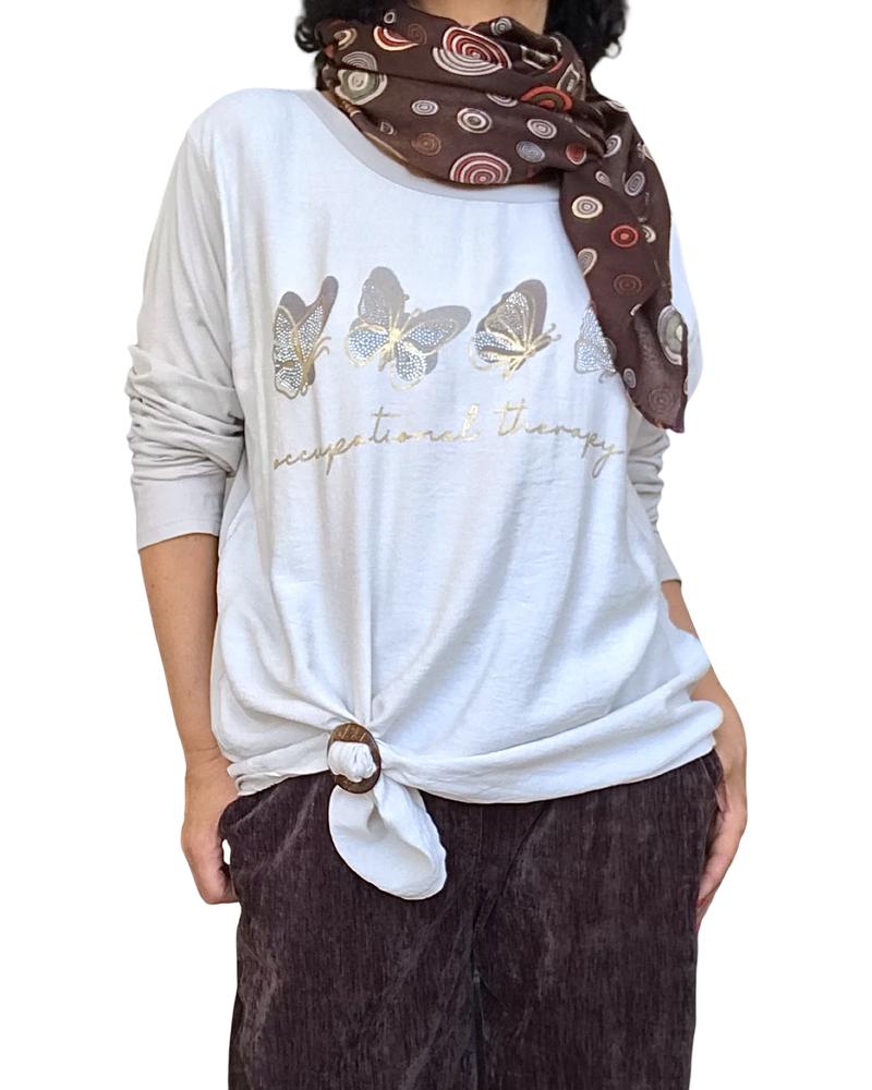 Chandail beige, manche longue avec 4 papillons devant