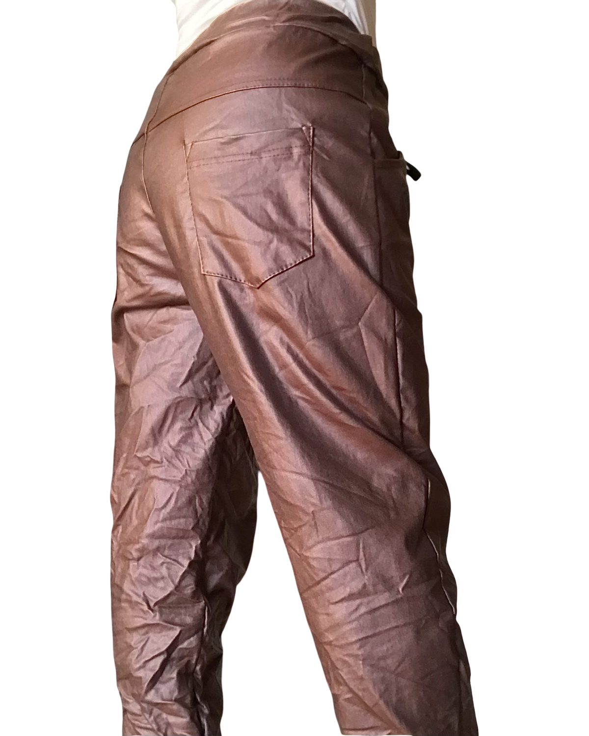 Pantalon brun chocolat en cuir vegan froissé taille élastique
