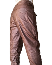 Pantalon brun chocolat en cuir vegan froissé taille élastique