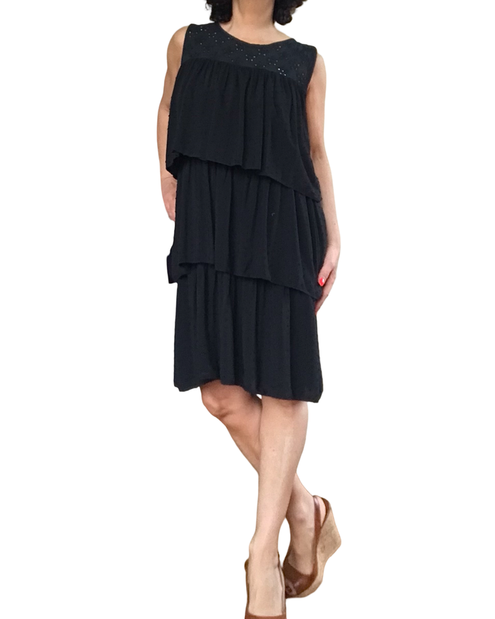 Robe noire au genou, sans manche à volants, confectionné en 4 sections brodée