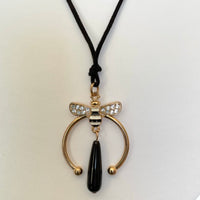 Bijoux | Collier en corde noire avec pendentif en forme d’abeille doré et noir