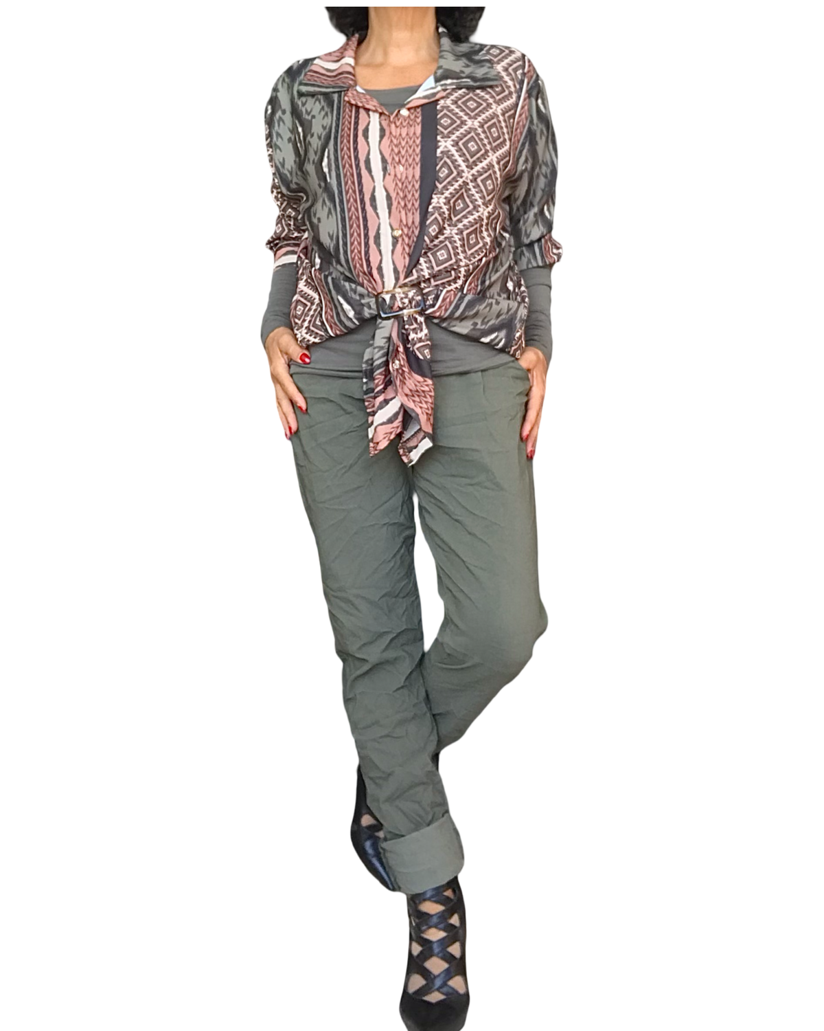 Chemise kaki imprimé aztèque nouée à la taille avec pantalon kaki – silhouette complète