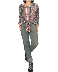 Chemise kaki imprimé aztèque nouée à la taille avec pantalon kaki – silhouette complète