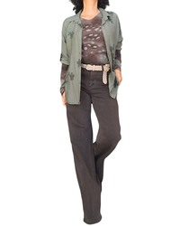 T-shirt imprimé arty porté sous une chemise kaki ouverte, avec pantalon brun – silhouette complète