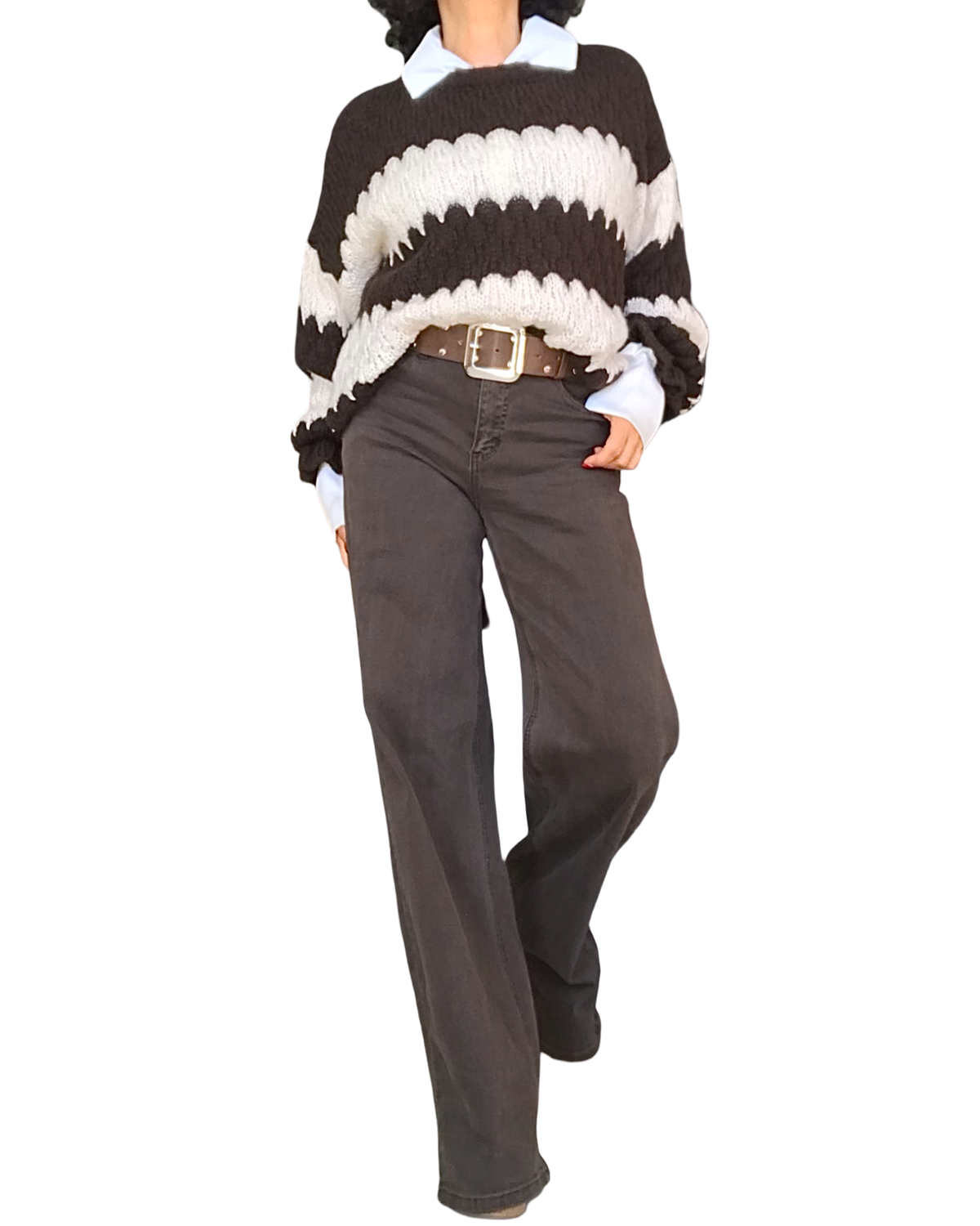 Chandail ondulé brun chocolat et blanc avec pantalon brun large – silhouette complète