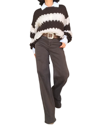 Chandail ondulé brun chocolat et blanc avec pantalon brun large – silhouette complète