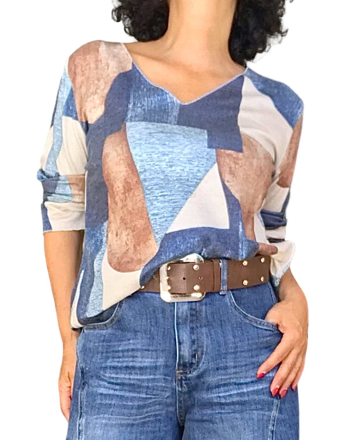 T-shirt col V à motif géométrique beige, camel, bleu jeans et marine porté avec ceinture brune et jeans bleu