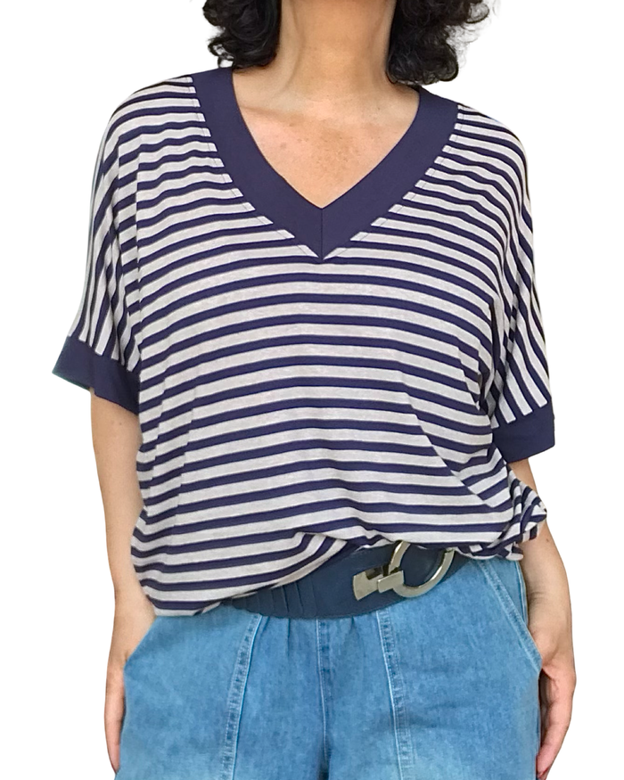 T-shirt rayé beige et marine manche courte col en V